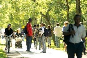 Étudiants marchant sur le campus de l'Université Laval