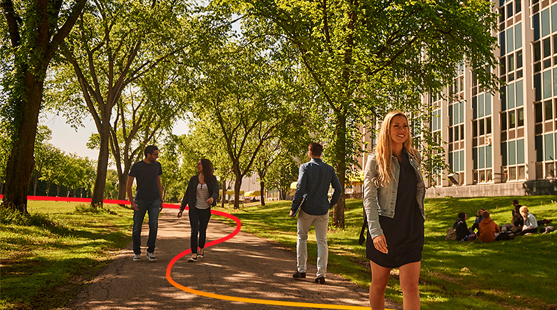 Étudiants marchant sur le campus de l'Université Laval.
