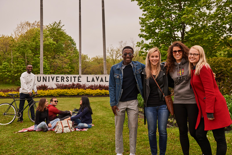 étudiants devant le campus de l'Université Laval