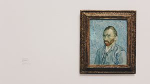 tableau de Van Gogh affiché sur un mur
