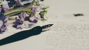 fleurs et plume d'écriture sur un papier à lettre