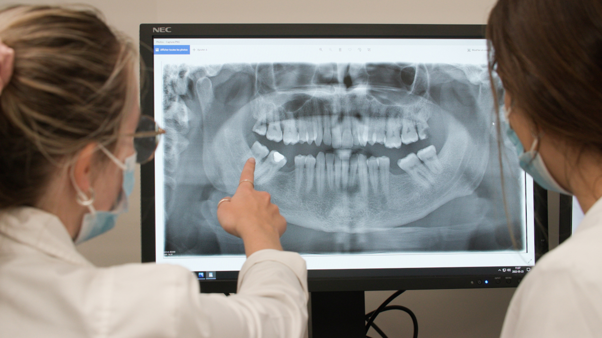 Étudiants en médecine dentaire analysant une radiographie