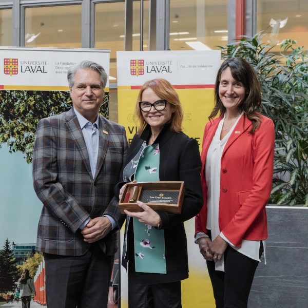 Josée Darche, présidente-directrice générale de la Fondation J.-Louis Lévesque, reçoit le coffret symbolique du programme Les Cent-Associés de l’Université Laval