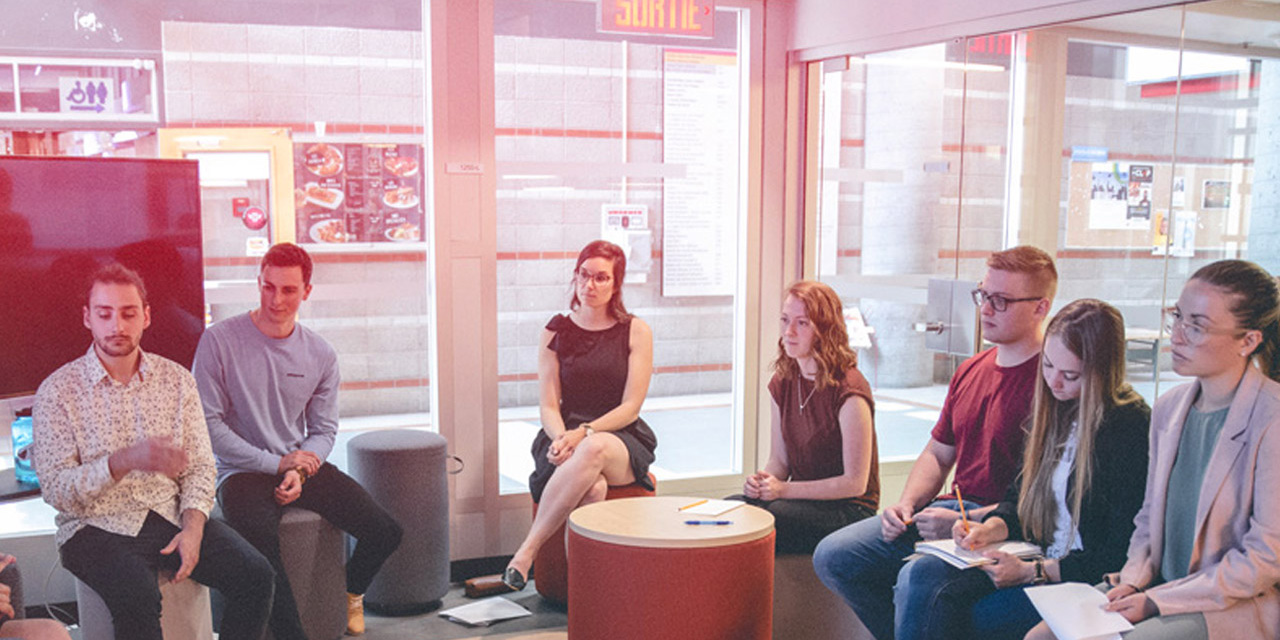 Étudiants en entrepreneuriat en réunion à La Centrale