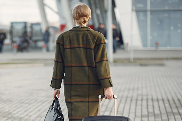 Femme entrepreneure qui marche