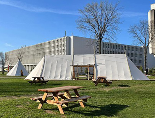 Tente des premiers peuples sur le campus de l'Université Laval
