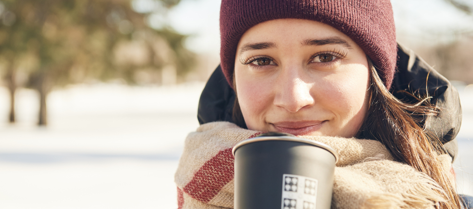 étudiante qui boit un café