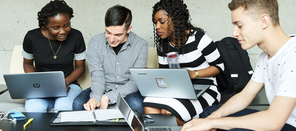 étudiants sur leurs ordinateurs