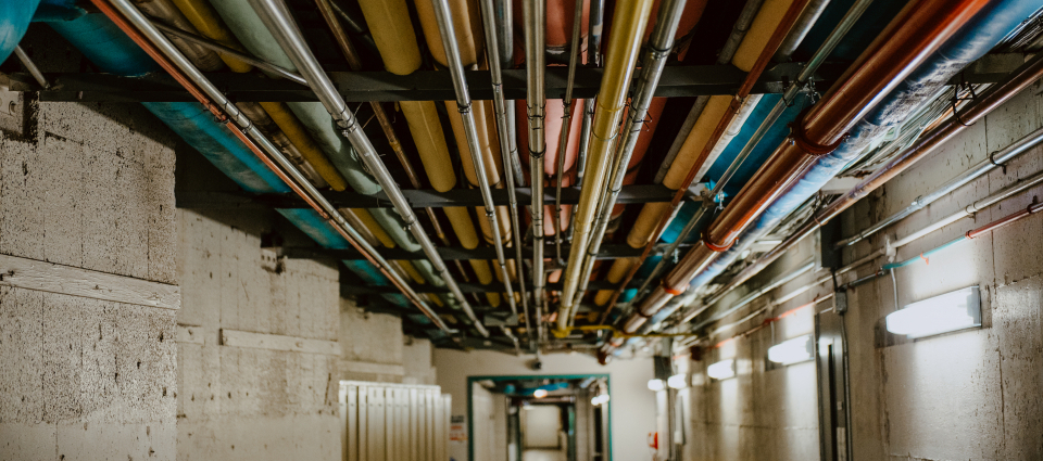 Tuyaux de services dans un tunnel