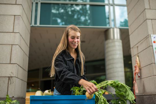 jeune femme et son bac à légumes