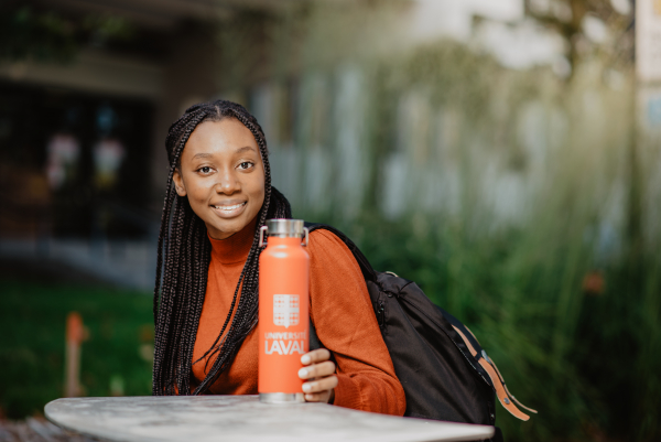 Étudiante sur le campus avec bouteille reutilisable