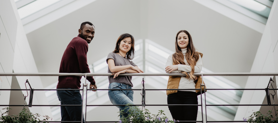 Étudiants près d'une balustrade intérieure
