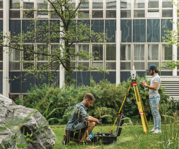 Étudiant effectuant des mesures scientifiques sur le campus