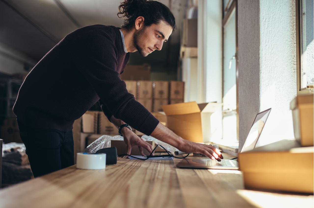 Jeune entrepreneur qui fait du commerce en ligne