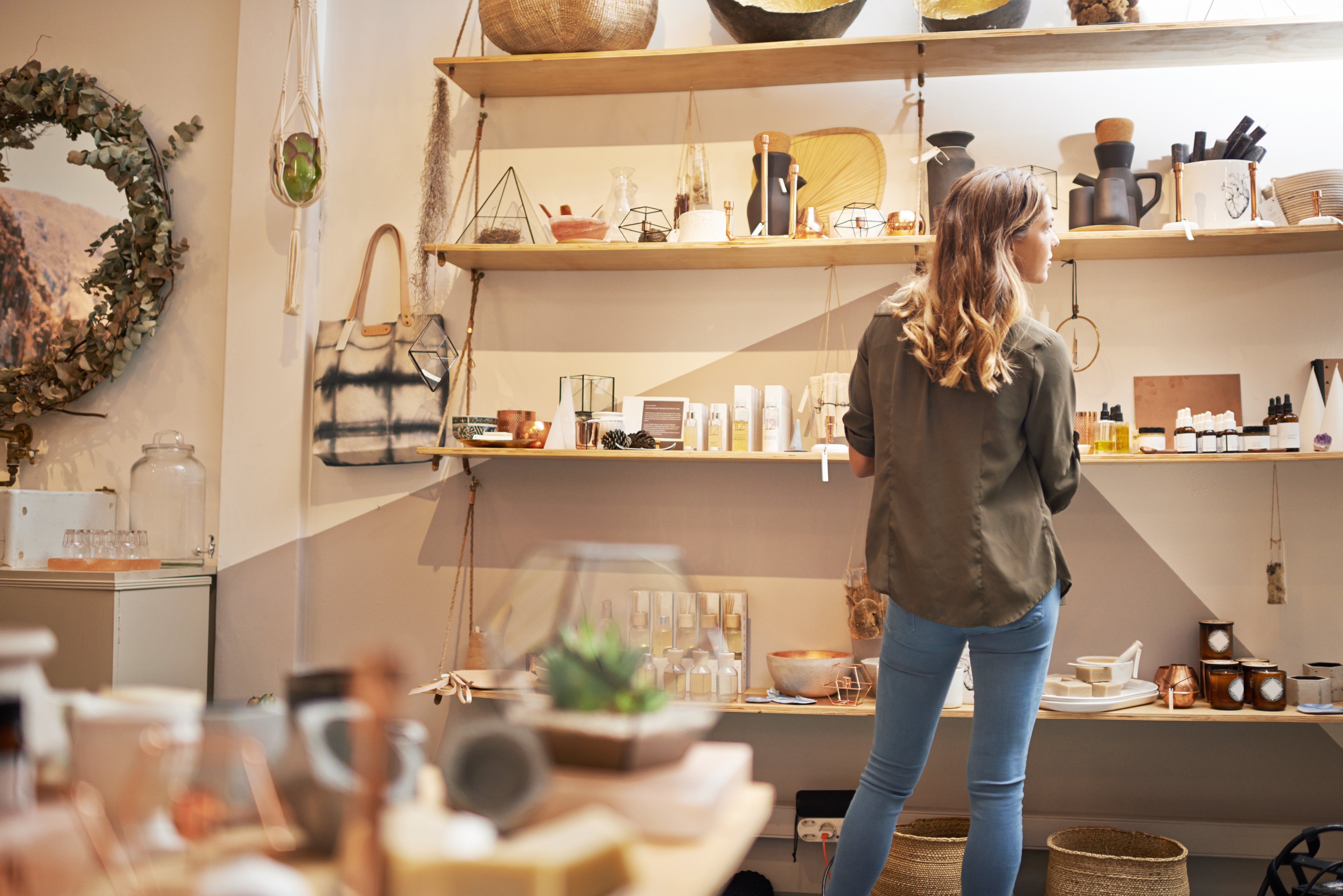 Jeune femme dans un magasin