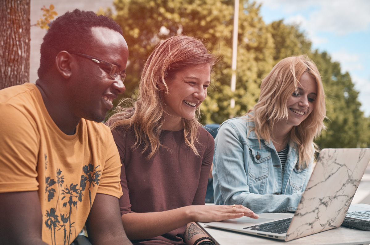 Trois entrepreneurs étudiants dehors