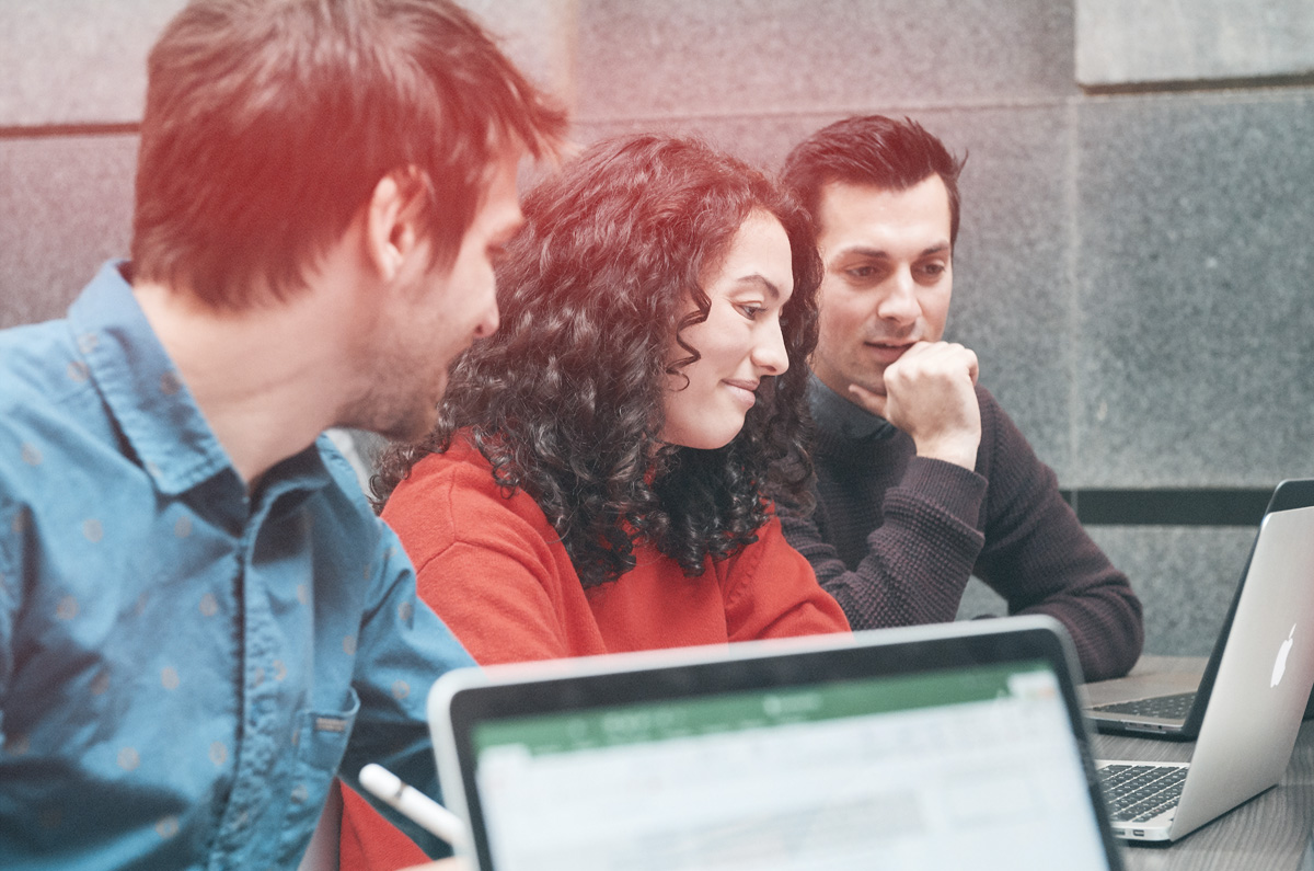 Trois entrepreneurs sociaux devant un ordinateur