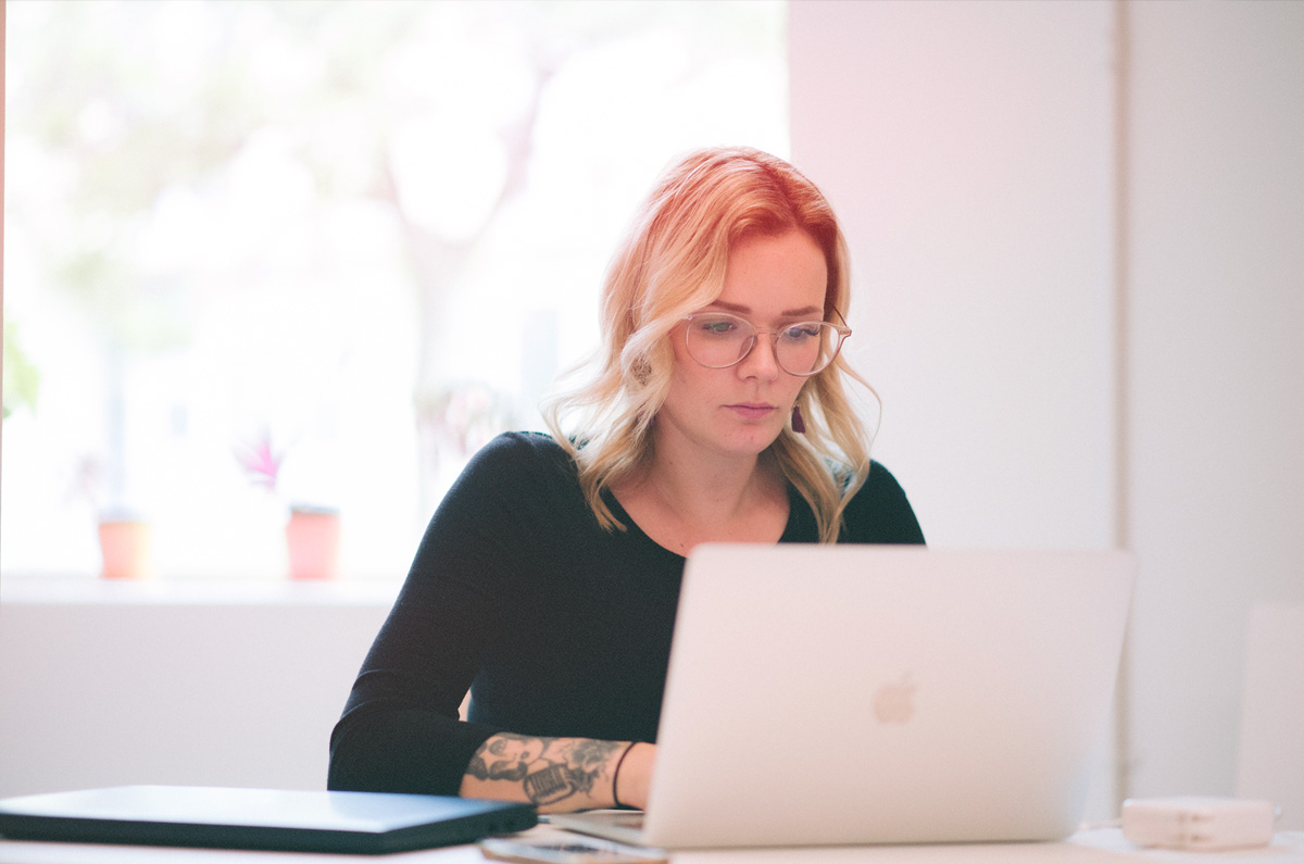 Étudiante qui travail à son ordinateur