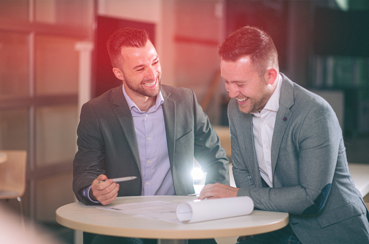 Deux entrepreneurs qui rient