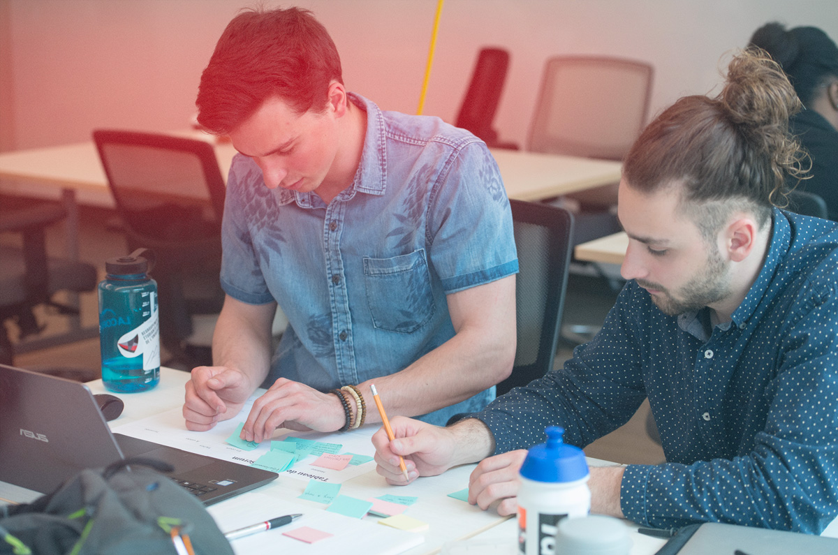 Étudiants entrepreneurs qui travaillent ensemble