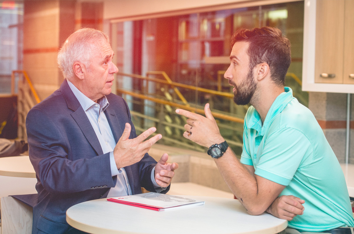 Mentor qui parle à un étudiant entrepreneur