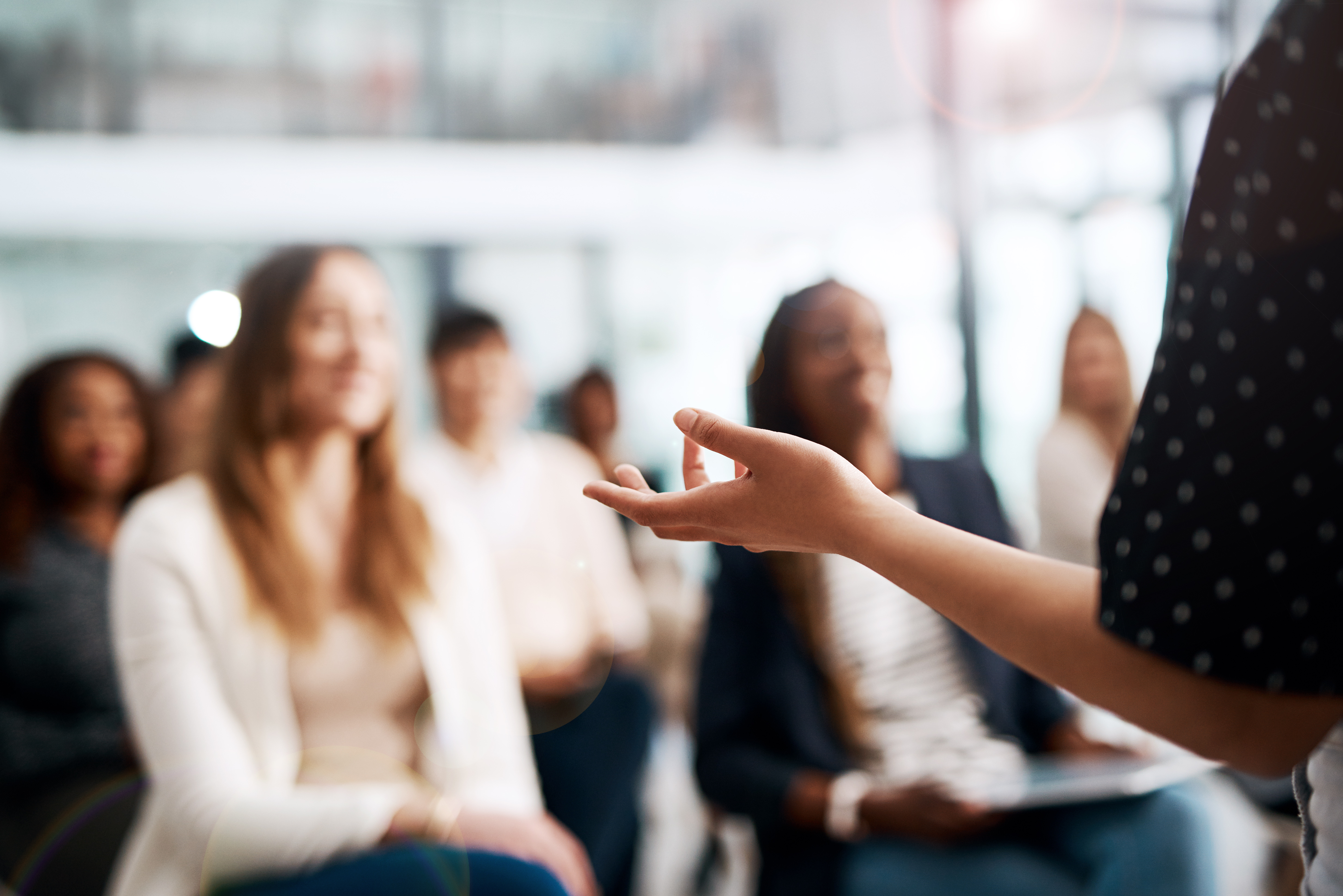 Une personne qui donne une conférence devant des étudiants