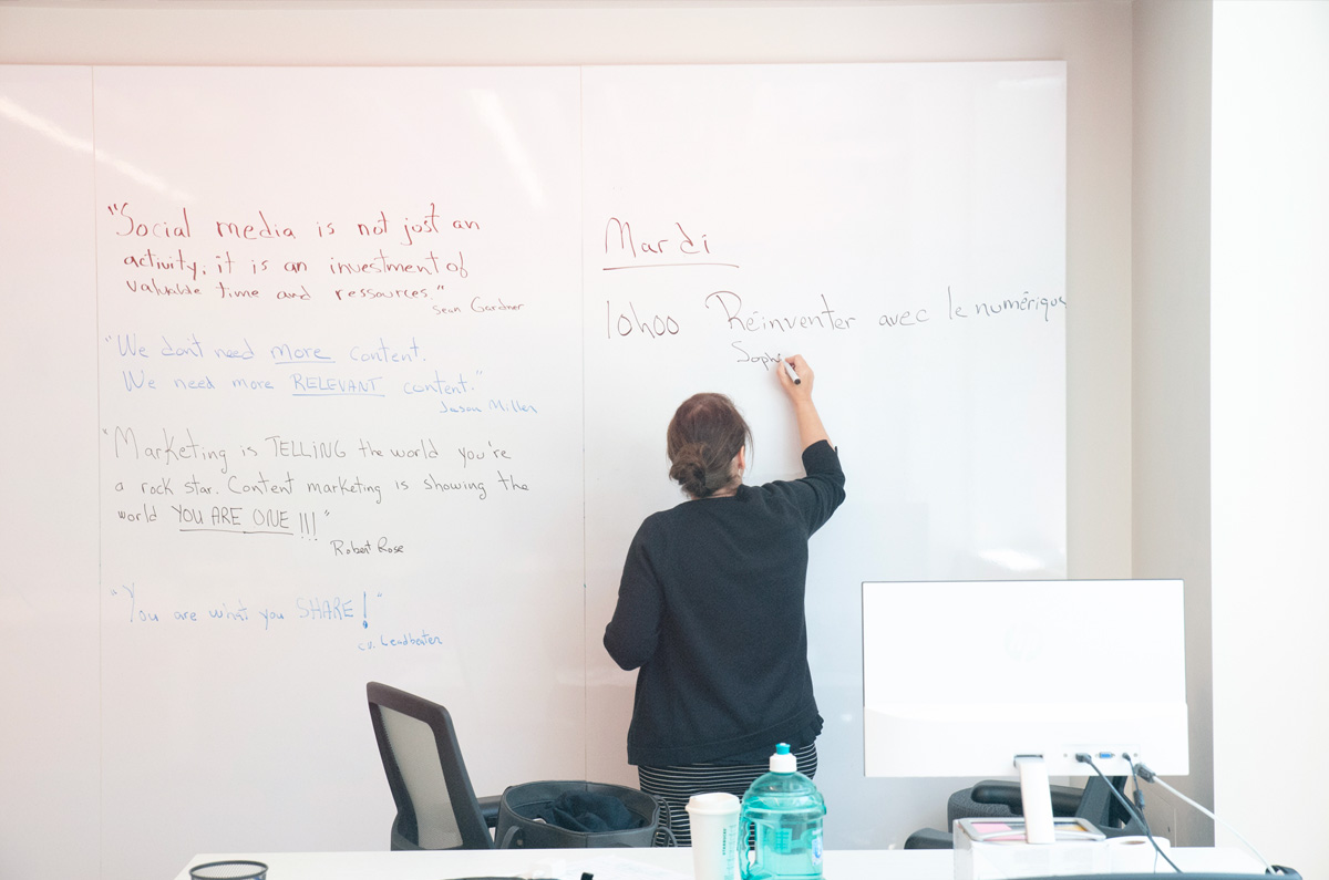 Formateur devant le tableau