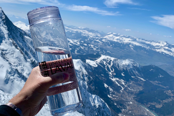 Bouteille d'eau maintenue en haute montagne