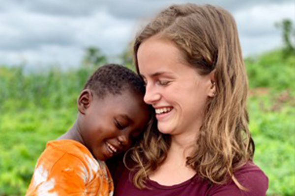 Femme tenant un enfant dans ses bras