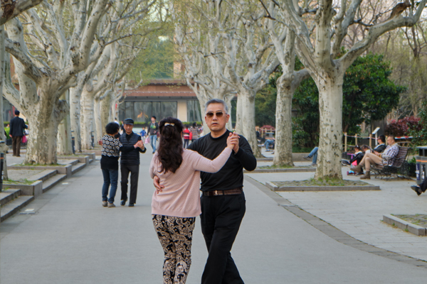 Couple dansant dans la rue