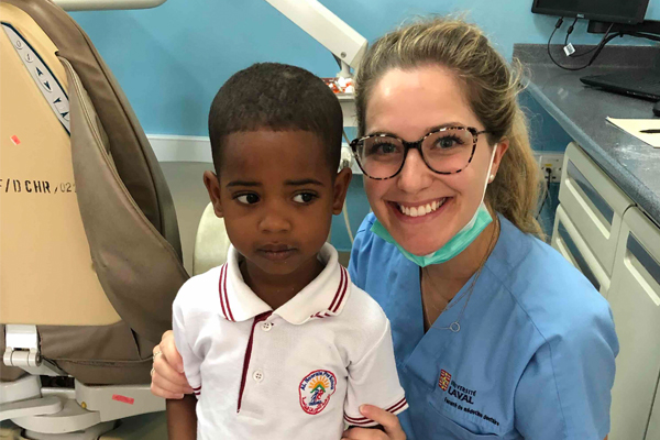 Étudiante en médecine dentaire avec un enfant africain