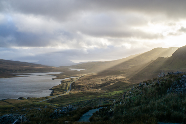 Paysage montagneux sur le bord d'un lac