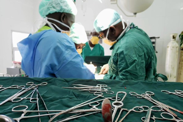 Étudiants africains en médecine durant une chirurgie