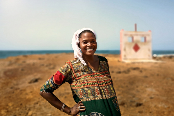 Femme africaine à l'extérieur