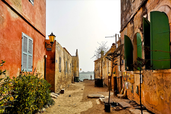 Rue d'un village au bord de l'eau