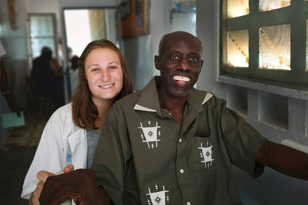 Étudiante en médecine avec un patient africain