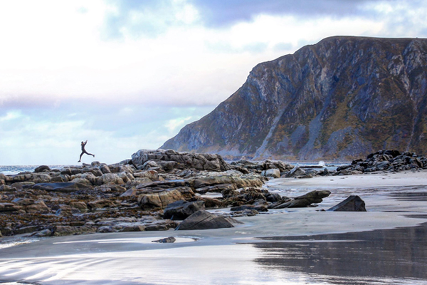 Danse sur des rochers au bord de l'eau