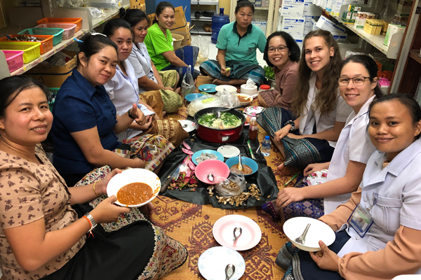 Femmes partageant un repas par terre