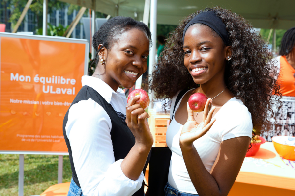 deux jeunes femmes souriantes avec des pommes