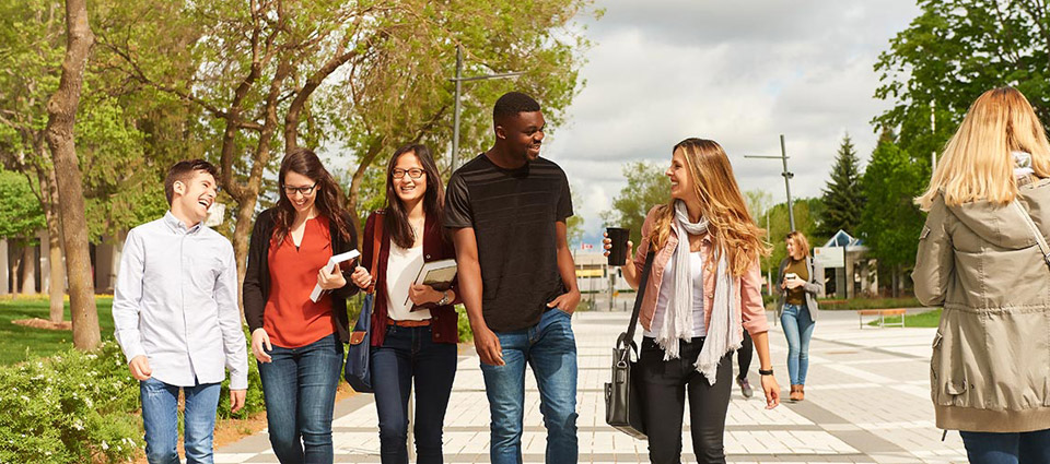 Étudiants sur le campus