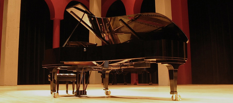 piano dans une salle de concert