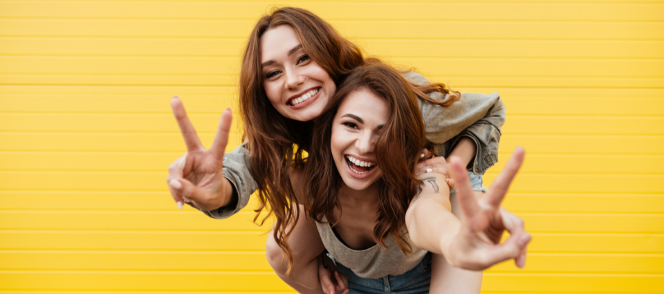 Jeunes femmes heureuses