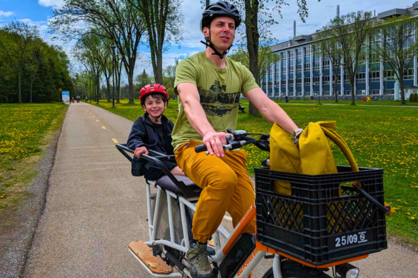 Père en vélo avec enfant Mai-toi en action ULaval