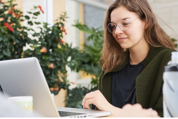 Étudiante avec ordinateur