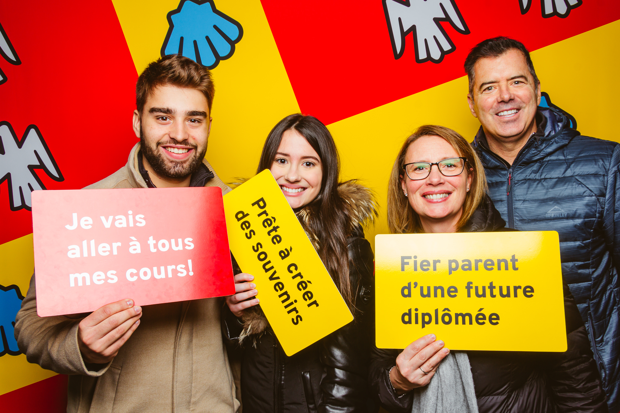 Étudiants aux Portes ouvertes dans un photobooth