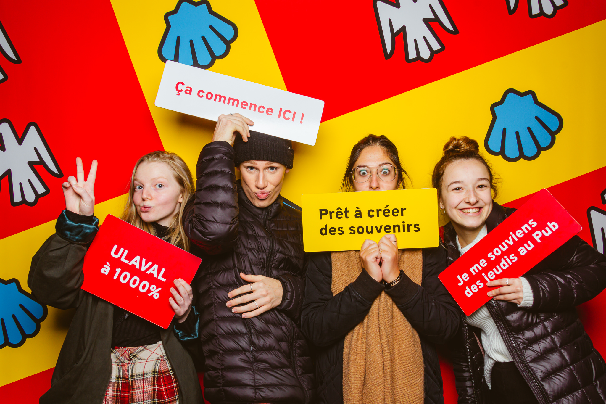 Étudiants aux Portes ouvertes dans un photobooth
