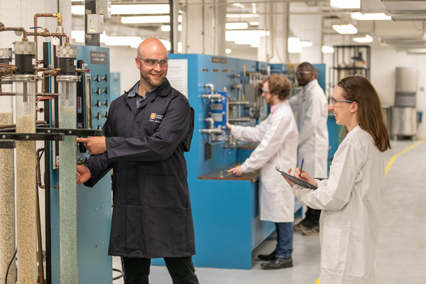 Étudiants dans un laboratoire