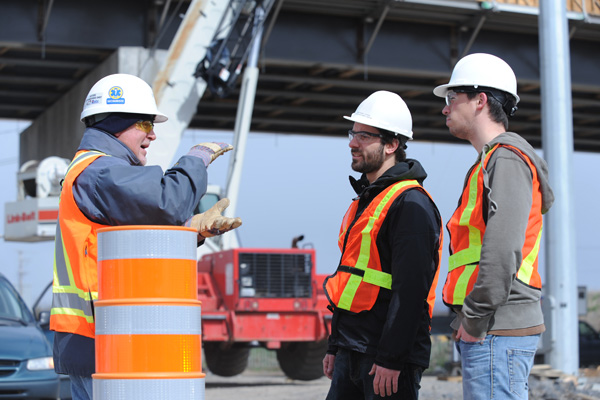 Étudiants sur un chantier