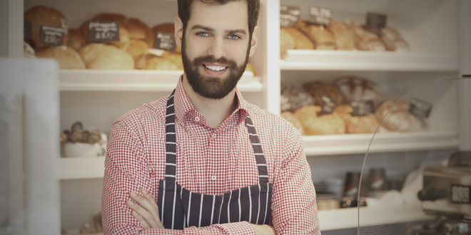 Homme travaillant dans une boulangerie