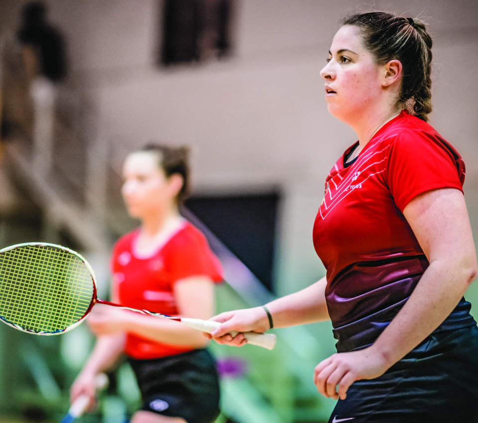 femme jouant au badminton rouge et or